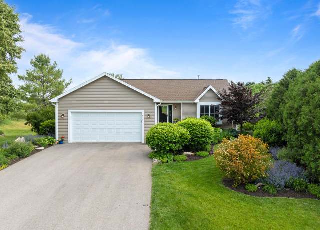 Property at 914 Bennett Ct, Walworth, WI 53184, 3 beds, 2 baths
