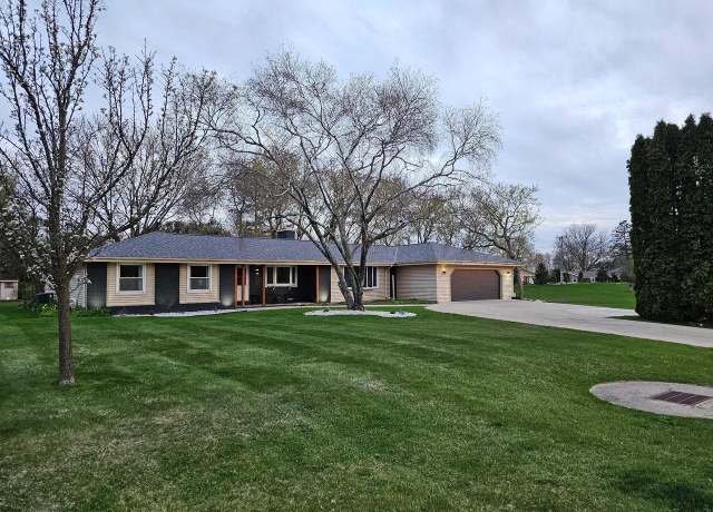 Property at 18555 Honey Creek Dr, Brookfield, WI 53045, 3 beds, 2 baths