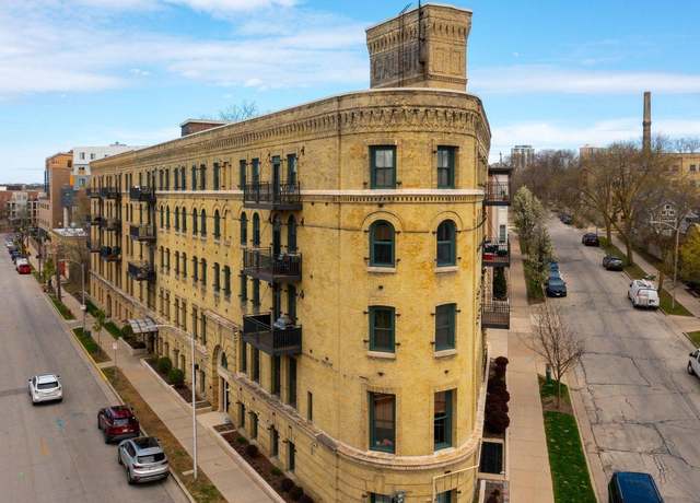 Property at 1818 N Water St #100, Milwaukee, WI 53202, 4 beds, 4.5 baths