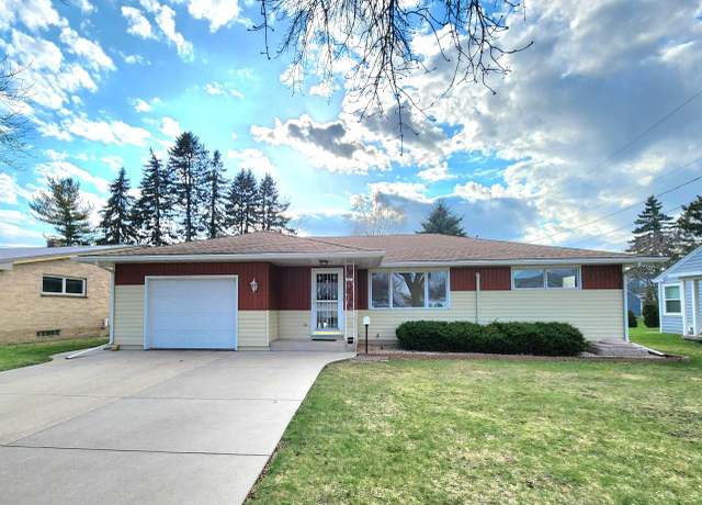 Property at 1010 N 25th St, Sheboygan, WI 53081, 3 beds, 1 bath