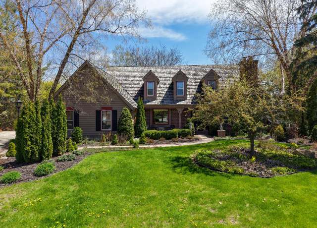 Property at 8266 S Country Club Cir, Franklin, WI 53132, 4 beds, 2.5 baths