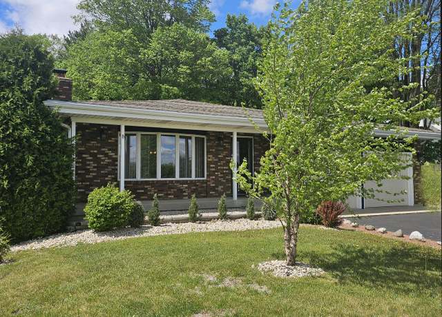 Property at 1090 Shabbona Dr, Fontana, WI 53125, 3 beds, 2 baths