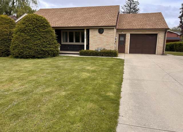 Property at 2109 Salisbury Rd, West Bend, WI 53090, 2 beds, 1 bath