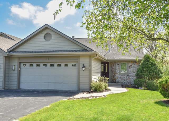 Property at 482 Oak Ridge Dr #1, Hartland, WI 53029, 2 beds, 2.5 baths