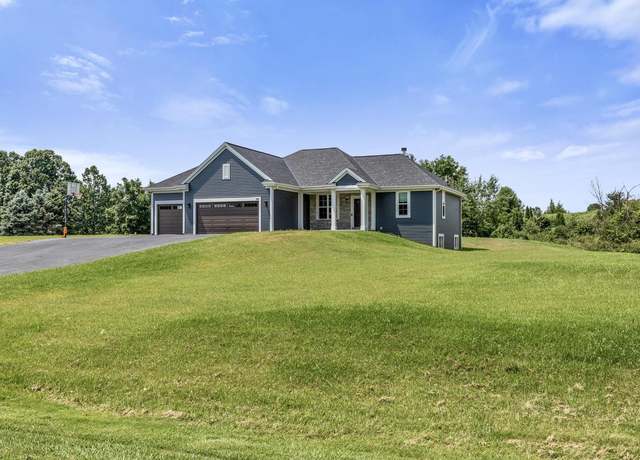 Property at 1645 Ernst Dr, Hartford, WI 53027, 5 beds, 3 baths