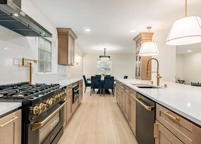 Property at 15370 Santa Maria Dr, Brookfield, WI 53005, 5 beds, 3.5 baths