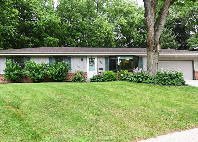 Property at 900 Lynne Ct, Waukesha, WI 53186, 3 beds, 2.5 baths