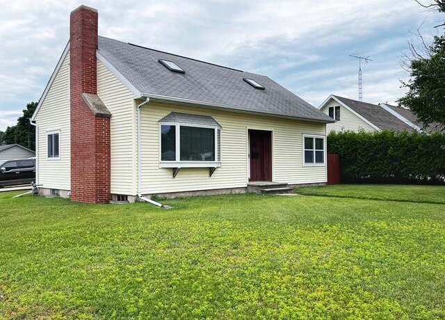 Property at 3502 Parkway Blvd, Two Rivers, WI 54241, 4 beds, 2 baths