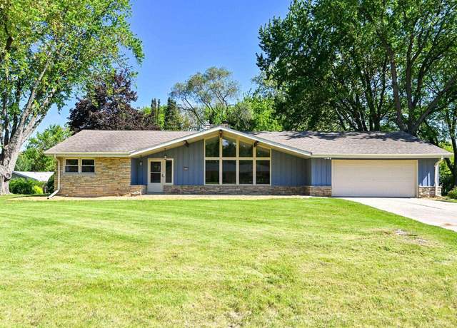 Property at 17620 Continental Dr, Brookfield, WI 53045, 3 beds, 2.5 baths
