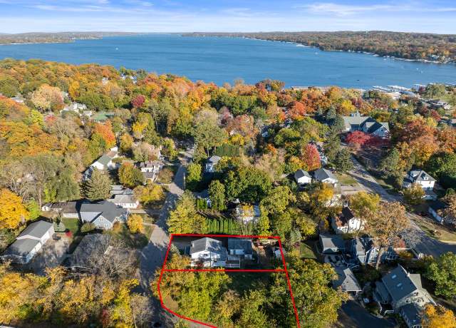 Property at 195 1st Ave, Fontana, WI 53125, 4 beds, 2 baths