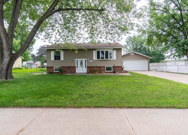 Property at 2710 Marion St, La Crosse, WI 54603, 4 beds, 2 baths