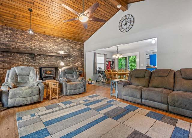 Property at 3232 W Fitzsimmons Rd, Franklin, WI 53132, 4 beds, 2 baths