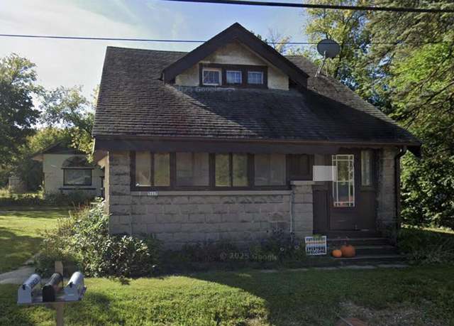 Property at 5117 W Donges Bay Rd, Mequon, WI 53092, 4 beds, 2 baths