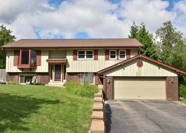 Property at 733 Cardiff Ct, Hartland, WI 53029, 4 beds, 2 baths