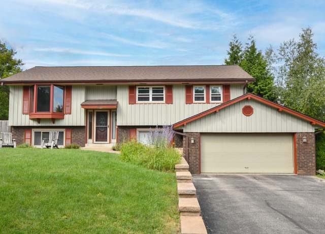 Property at 733 Cardiff Ct, Hartland, WI 53029, 4 beds, 2 baths