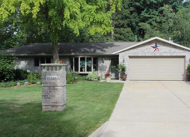 Property at 21505 Greendale Dr, Waukesha, WI 53186, 4 beds, 2.5 baths