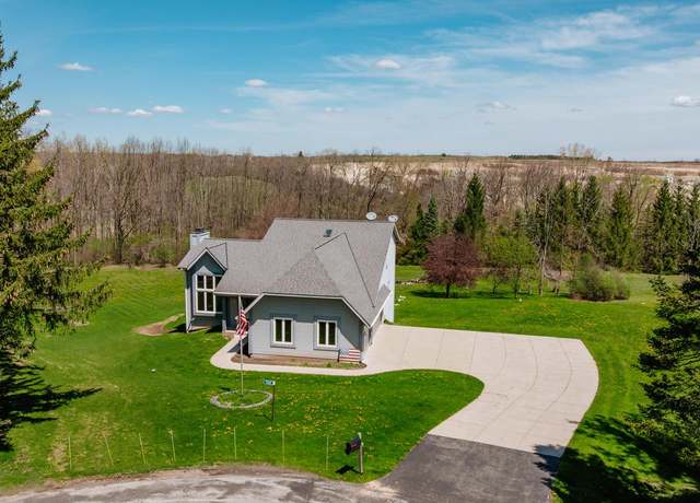 Property at 734 Cresthill Ct, Cedarburg, WI 53012, 3 beds, 3.5 baths
