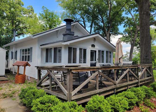 Property at 1610 Jackson Park Dr, Delavan, WI 53115, 2 beds, 1 bath
