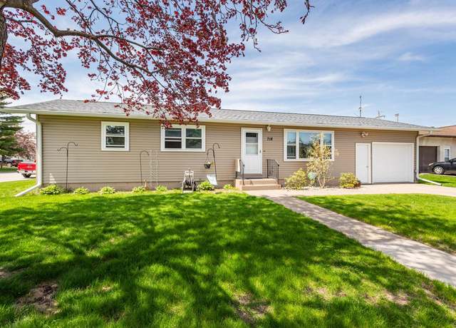 Property at 718 Tillman Dr, Onalaska, WI 54650, 3 beds, 2 baths