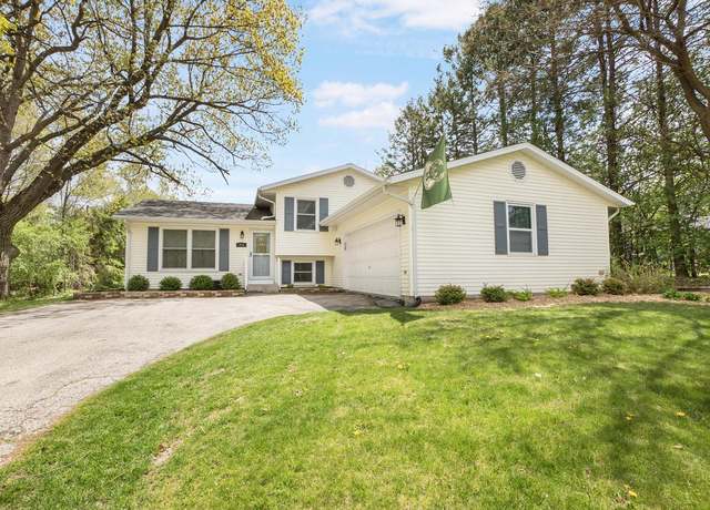 Property at 913 E Imperial Dr, Hartland, WI 53029, 3 beds, 2 baths