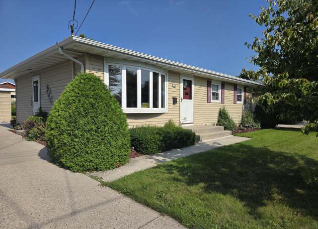 Property at 738 S 30th St, Manitowoc, WI 54220, 3 beds, 1.5 baths