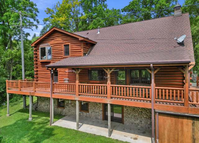 Property at 5633 Contour Rd, Waterford, WI 53185, 3 beds, 3 baths