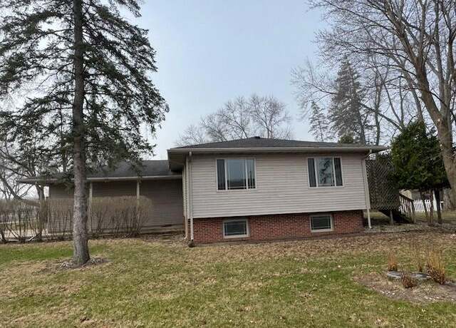 Property at 2406 Woodcrest Dr, Portage, WI 53901, 2 beds, 2 baths