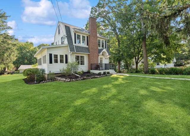 Property at 815 Sauganash Dr, Fontana, WI 53125, 3 beds, 1.5 baths