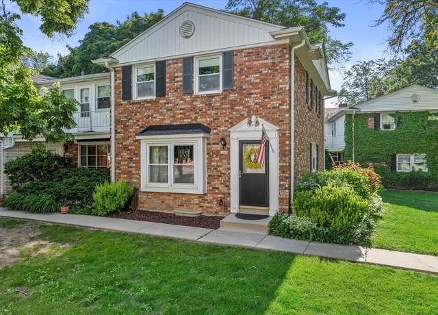 Property at 5065 W Colonial Ct, Greenfield, WI 53220, 2 beds, 1.5 baths