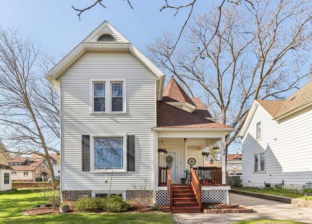 Property at 114 E Washington St, West Bend, WI 53095, 4 beds, 1.5 baths