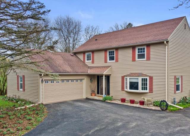 Property at S41W26912 Oak Grove Ln, Waukesha, WI 53189, 4 beds, 2.5 baths