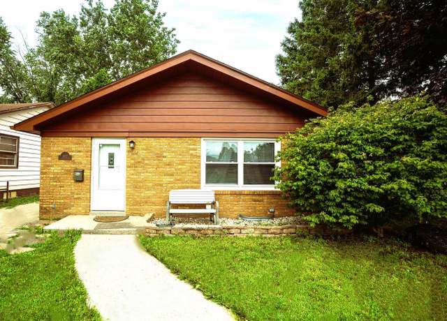 Property at 2822 James Blvd, Racine, WI 53403, 3 beds, 1.5 baths