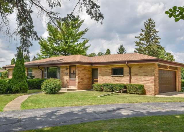 Property at 15610 Brookhill Dr, Brookfield, WI 53005, 3 beds, 1.5 baths