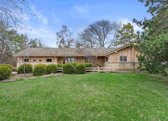 Property at 500 E Circle Rd, Mequon, WI 53092, 3 beds, 1.5 baths