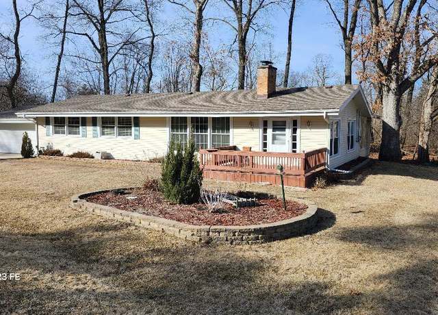 Property at 755 Brickley Dr, Fontana, WI 53125, 3 beds, 1.5 baths