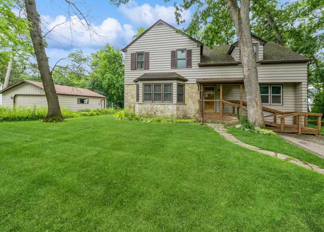 Property at 225 Waubun Dr, Fontana, WI 53125, 4 beds, 2 baths