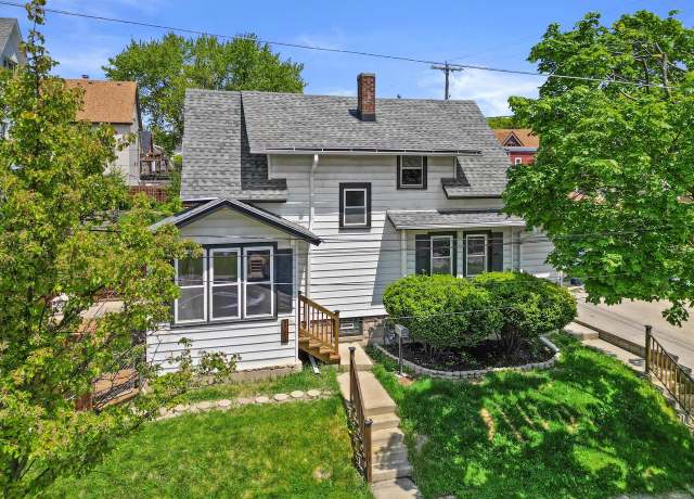 Property at 1114 E Manitoba St, Milwaukee, WI 53207, 3 beds, 2 baths