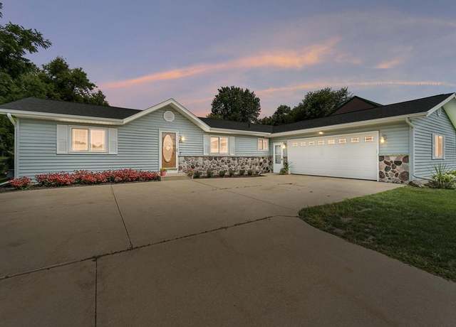 Property at 2076 Zuern Dr, Hartford, WI 53027, 3 beds, 2 baths