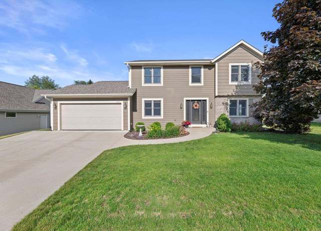 Property at 371 Thurow Dr, Oconomowoc, WI 53066, 4 beds, 3 baths