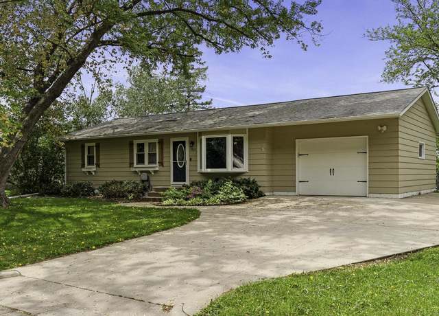 Property at 1402 31st Place South Pl, La Crosse, WI 54601, 3 beds, 2 baths