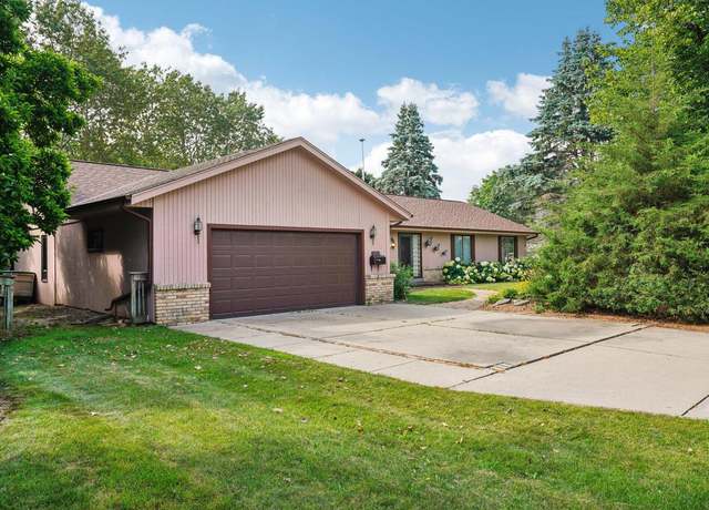 Property at 935 Old Tower Rd, Oconomowoc, WI 53066, 3 beds, 2 baths