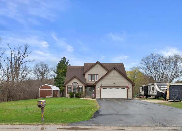 Property at 8120 Halverson Rd, Waterford, WI 53185, 4 beds, 3.5 baths