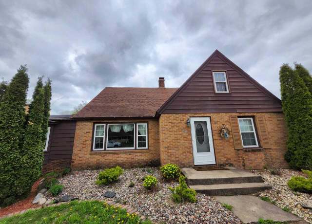 Property at 805 S Wacouta Ave, Prairie Du Chien, WI 53821, 4 beds, 2 baths