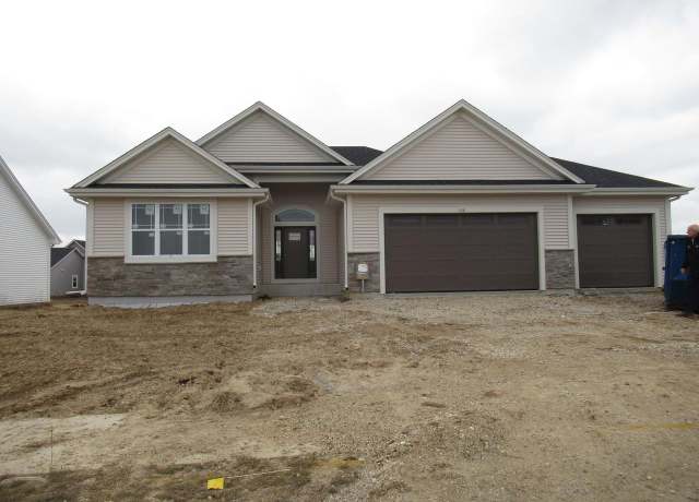 Property at 518 Woodside Ct, West Bend, WI 53095, 3 beds, 2 baths