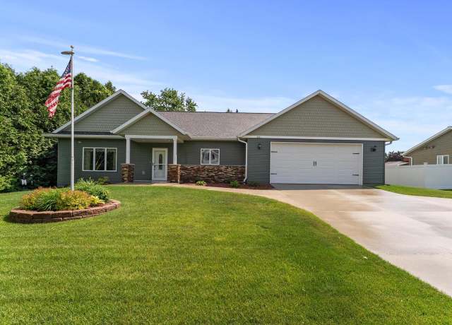Property at 4821 W Custer St, Manitowoc, WI 54220, 3 beds, 2 baths