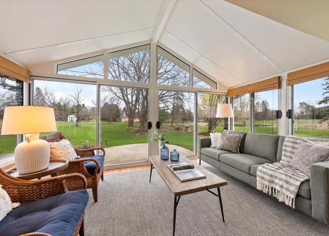 Property at 1528 W Homestead Trl, Mequon, WI 53092, 4 beds, 1.5 baths
