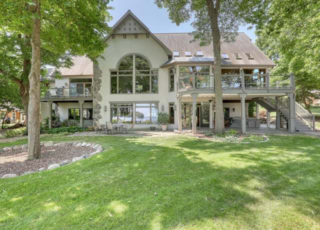 Property at W278N2920 Oak St, Pewaukee, WI 53072, 5 beds, 5.5 baths
