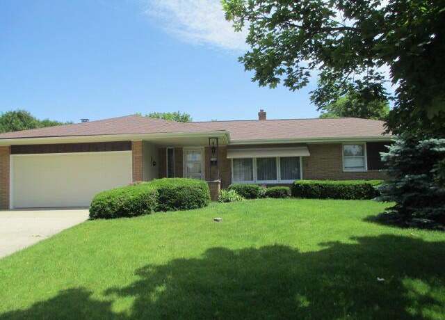 Property at 5154 Maplewood Dr, Greendale, WI 53129, 3 beds, 1.5 baths