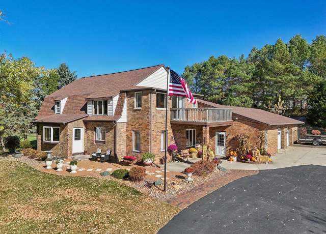 Property at 9080 Hickory Dr, Kewaskum, WI 53040, 5 beds, 3 baths