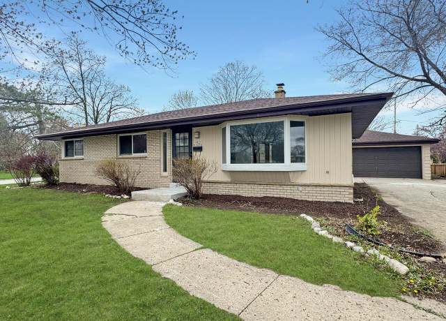Property at N87W18096 Queensway, Menomonee Falls, WI 53051, 3 beds, 1.5 baths
